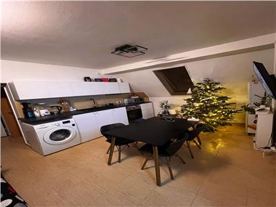 Apartament cu 3 camere in Zona Dambovita